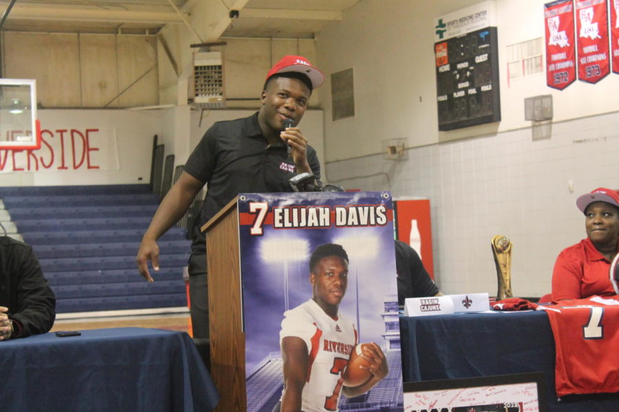 Elijah+Bill+Davis+addresses+the+crowd+before+signing+his+National+Letter+of+Intent+to+play+football+for+the+Ragin+Cajuns+in+Lafayette.+