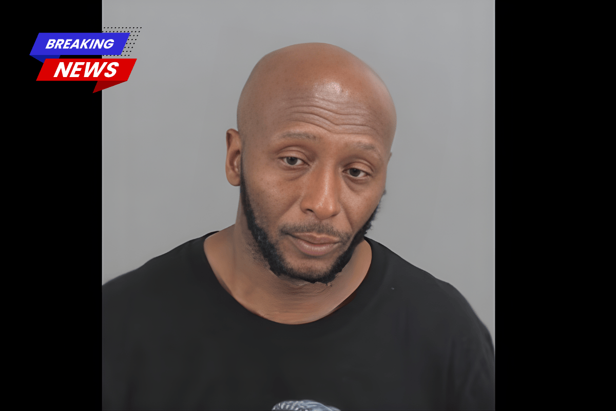 A gas station clerk rescues a teen after she signals for help from an alleged kidnapper