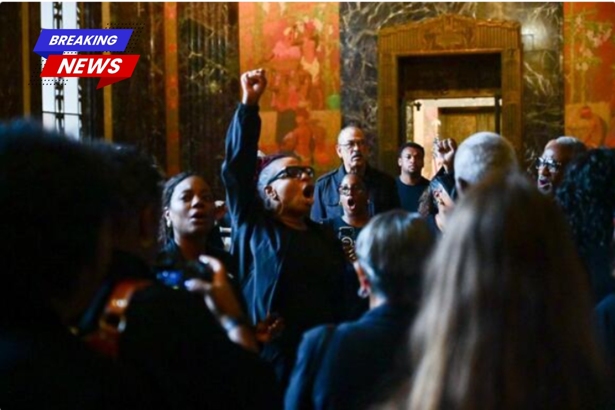 Crowd shouts 'Shame, shame, shame' as House allows amendment tweaking new congressional maps